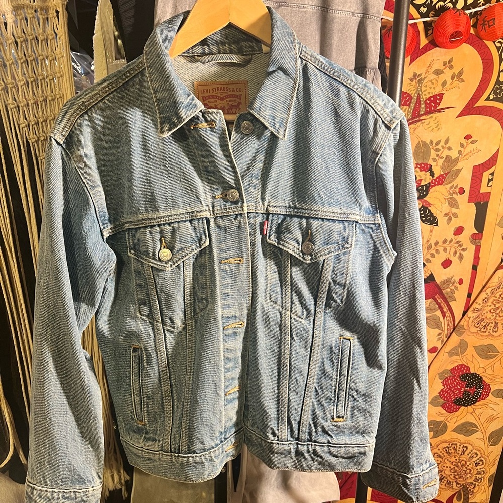 Classic Levi’s denim jacket (light wash)